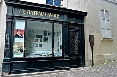 Au 11 bis, place Émile-Goudeau, à gauche du Bateau-Lavoir, une vitrine dédiée à son histoire[11].