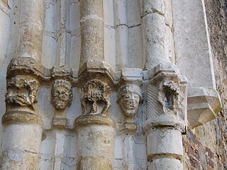 Chapiteaux des colonnes engagées du portail, à droite