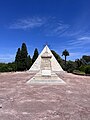 Monument derrière la pyramide