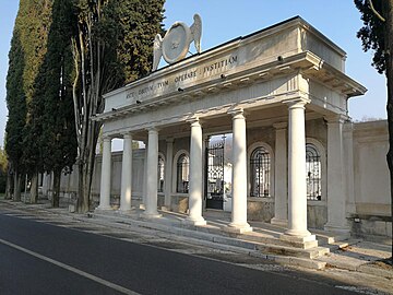 L'ingresso del cimitero vantiniano