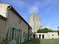 La maison de Broue et le donjon.