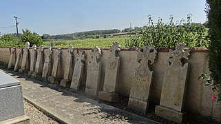 Alignement de pierres tombales dans le cimetière.