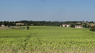 Le village côtoie les surfaces agricoles.