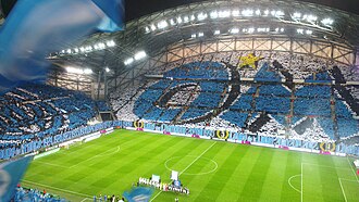 Un tifo sur trois tribunes (Virage Sud, Virage Nord et la tribune Ganay). Un immense tifo aux couleurs du club et aux initiales du club.