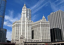 Le bâtiment vu depuis la rivière Chicago.