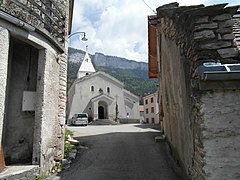 Église (vue depuis une petite rue).