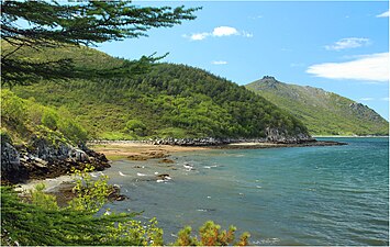 Le Kameny Venets vu depuis une rive de la baie de Nagaïev.