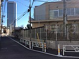 北東角の公道から校舎東面を見る（2015年1月撮影）