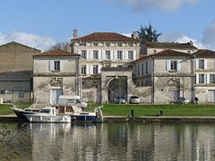 La Capitainerie, face au port.