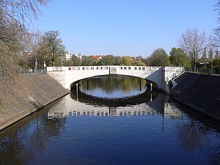 Lohmühlenbrücke, im Hintergrund der Landwehrkanal