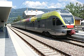 Stadler Flirt vor dem Aufnahmsgebäude