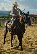 Maremmien monté par une cavalière buttero en Toscane, en 2015.