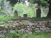 Muraille et stèles funéraires au Camp celtique de la Bure.