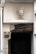 Mascaron (restauré) du numéro 121.