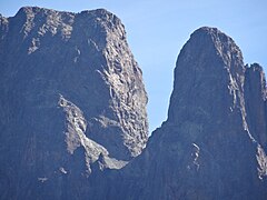 Photographie en couleurs d'une montagne.