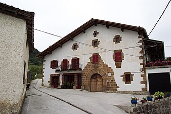 casa tradicional con una extensa portada