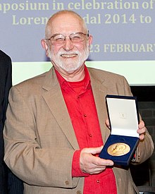 2015 Picture of Michael Berry holding the Lorentz Medal