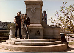 El pedestal sin estatua en 1986. Actualmente el pedestal ha sido eliminado.