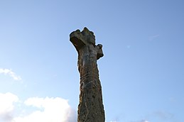 Face est de la croix de cimetière : la Vierge.