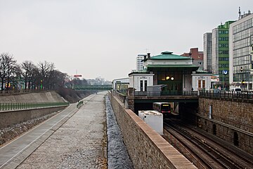 La station le long de la rivière Vienne.