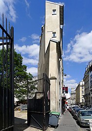 No 16 : vestiges adossés au mur côté cour de l'immeuble.