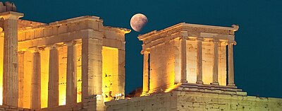 ליקוי ירח חלקי מעל מקדש אתנה ניקה באקרופוליס באתונה