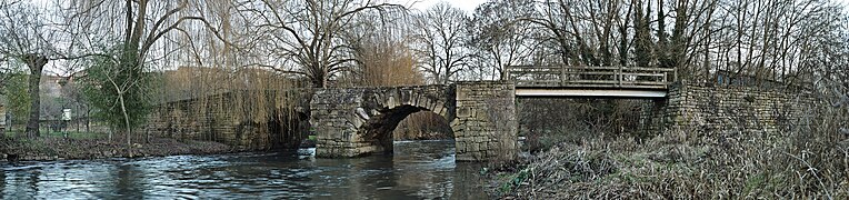 Périgné - Pont ancien au hameau de Vilaine