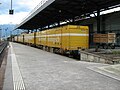郵便物を運ぶ現代の貨物列車（スイス）。スイスでは離れた都市間では貨物列車で運ばれ、それがトラックに移し替えられ、各地区の郵便局から小型トラックや自転車等々に積まれて配達されることになる。