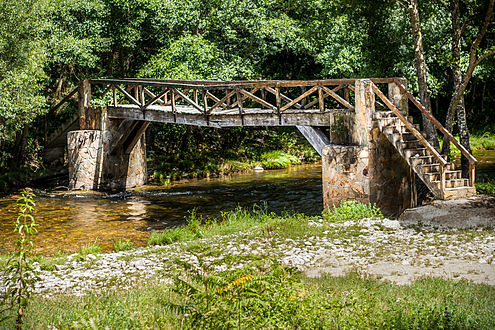 Puente sobre río Navia