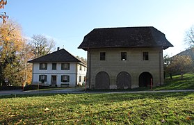 Kutscherremise mit Arkaden und darüber Kornspeicher; links das Gärtnerhaus