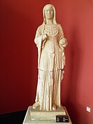 Statue d'une prêtresse d'Artémis (érigée en tant que représentante de la déesse sur terre). H. 1,68 m