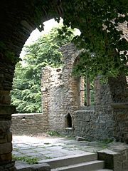 Blick vom Langhaus in den Chor mit Lavabonische