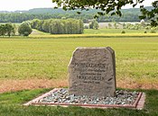 Gedenkstein für Mönnekehusen (Munichehausen) am Osthang des Haarberges; nicht an der tatsächlichen Wüstungsstelle