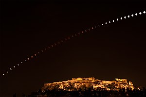 ליקוי ירח מעל האקרופוליס באתונה.