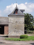 Tour-pigeonnier d'une ferme à Aisonville.