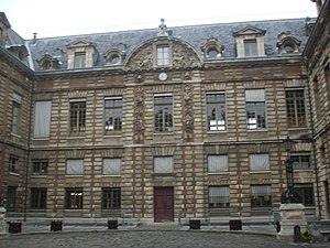 国立図書館 (リシュリュー館) の一角にあるチュブフ館 (Hôtel Tubeuf, 1635年築造)。国立図書館敷地南側を東西に走るプティ＝シャン通り沿い, パレ・ロワイヤルの北側向かいにある。