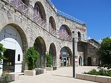 Photo de la façade avant d'un bâtiment