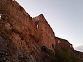 Vista dal basso dei resti del castello