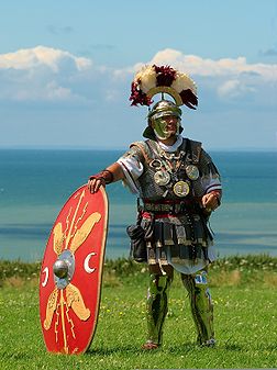 Centurion de l’armée romaine. Reconstitution historique à Boulogne-sur-Mer (France). (définition réelle 2 437 × 3 260)