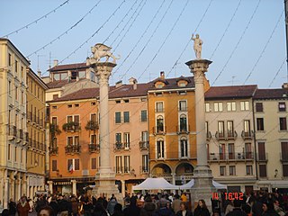 Le due colonne (a sinistra il leone alato, simbolo di San Marco e della Serenissimae, a destra il Redentore).