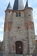 Façade de l'église flanquée de ses deux échauguettes en grès supportées par deux contreforts.