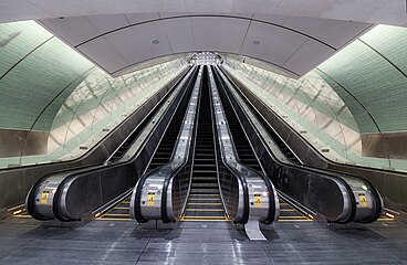 Escalator cavern connecting the concourse and mezzanine