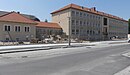 Schulgebäude und Turnhalle mit Gedenktafel