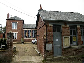 The town hall and school in Herly