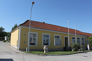 Enfrente: Antigua escuela y Museo