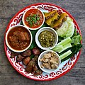 タイ王国チェンマイで食べられるラーンナー料理の前菜には豚皮の揚げ物、ケップ・ムー（下）が含まれる