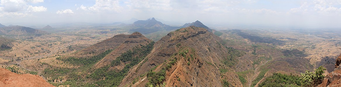 Western Ghats during the dry season at Monsoon of South Asia, by Arne Hückelheim (edited by UnpetitproleX)