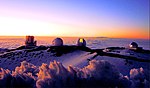 מצפה כוכבים על פסגת הר מאונה קיאה, ההר הגבוה ביותר בעולם מעל בסיסו