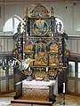 Altar mit Abendmahlsbänken und geschnitztem Aufsatz (Retabel) von 1656