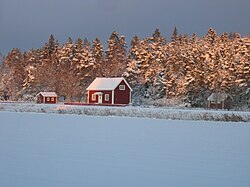 Nutturlan seisakkeen rakennukset Nutturlantieltä katsottuna vuonna 2010.